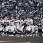 　霞ケ浦に勝利し、駆け出す横浜ナイン＝１６日、甲子園
