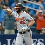 　レイズ戦でソロホームランを打ったオリオールズのアロンソ内野手＝１７日、セントピーターズバーグ（ＡＰ＝共同）