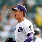 　天理-三重　７回裏、ピンチを切り抜け喜ぶ天理・橋本＝甲子園