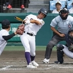 　天理-三重　８回表天理１死一、二塁、大塚が右翼に適時打を放つ。投手吉井、捕手大西＝甲子園