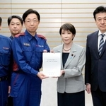 　熊本県の木村敬知事（左から３人目）から要望書を受け取る高市首相＝１８日午前、首相官邸