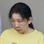 　千葉県警いすみ署から移送される石上秀子容疑者＝１０日午後
