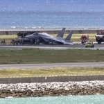 　那覇空港の滑走路で立ち往生した航空自衛隊のＦ１５戦闘機＝１８日午後３時４分