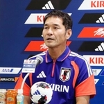 　記者会見するサッカーＵ-２０女子日本代表の井尻監督＝１８日、東京都内