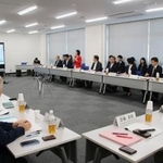 　在留外国人向けの日本語学習に関する政府有識者会議の初会合＝１８日午前、東京・霞が関