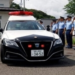 　開所された現地警戒所から巡回に出発する和歌山県警のパトカー＝１８日午後、和歌山県太地町