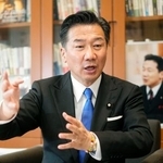 　インタビューに答える福山哲郎参院副議長