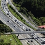 　帰省ラッシュで渋滞する中央道の下り線（右）＝８日午前、神奈川県相模原市（共同通信社ヘリから）