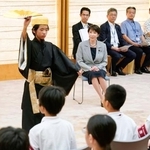 　沖縄県の小中学生から選ばれた豆記者の琉球舞踊を見る高市首相（中央）＝１８日午後、首相官邸