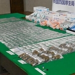 　中国四国厚生局麻薬取締部が押収した覚醒剤や大麻など＝１８日午後、広島市