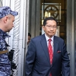 　１８日、呼び出された後、モスクワのロシア外務省庁舎を去る武藤顕駐ロシア大使（タス＝共同）