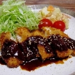 　ムスリム向けに豚肉の代わりに鶏胸肉を使った「みそカツ」（大会組織委提供）