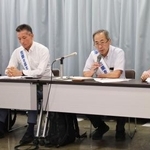 　中部電力への申し入れ後、記者会見する福島第１原発事故を巡る集団訴訟原告団長の中島孝さん（右から２人目）＝１８日午後、名古屋市