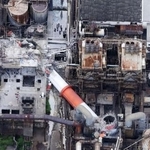 　地震で折れた日本製紙八代工場の煙突＝７月２９日午前、熊本県八代市（共同通信社ヘリから）
