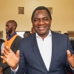 　大統領選の投票を終えて記者団の取材に応じるザンビアのヒチレマ大統領＝１３日、首都ルサカ（ＡＰ＝共同）