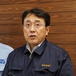 　熊本県八代市や氷川町を視察後、記者団の取材に応じる赤沢経産相＝１８日午後、氷川町