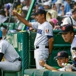 　花巻東戦で指示を出す横浜・村田監督＝１８日、甲子園球場