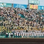 　花巻東に勝利し、応援席にあいさつする横浜ナイン＝１８日、甲子園球場