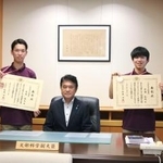 　文科省の小林茂樹副大臣（中央）を表敬訪問した（左から）天河龍佑さん、東城陸大さん、（１人おいて）宇宿光琉さん、内田菜緒さん＝１８日午後