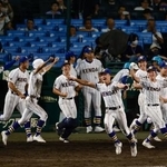 　タイブレークの末、有明にサヨナラ勝ちし喜ぶ健大高崎ナイン＝甲子園