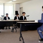 　福井県庁で武部衛副知事（手前）と面会する関西電力の水田仁原子力事業本部長（左から２人目）ら＝１８日午後