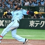 　５回西武無死、カナリオが左中間に本塁打を放つ＝東京ドーム