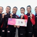 　ドイツから帰国し、銀メダルを手にポーズをとる新体操日本代表の（左から）田辺観世埜、田中友菜、田口久乃、西本愛実、花村夏実、真鍋凜＝１８日、羽田空港