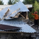 　インドネシア・東ヌサトゥンガラ州で、地震により倒壊した住宅を捜索する人＝１８日（ＡＰ＝共同）