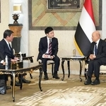 　イエメン大統領評議会のアリーミ議長（右端）を表敬する茂木外相（左から２人目）＝１８日、サウジアラビア・リヤド（日本外務省提供・共同）