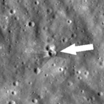 　スペースＸのロケット残骸が月面に衝突した後、ＮＡＳＡの月周回探査機が撮影した画像。中心付近（矢印）に衝突前にはなかったクレーターが確認できる（ＮＡＳＡ提供・ＡＰ＝共同）
