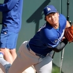 　ブルペンで投球練習するドジャース・大谷＝デンバー（共同）