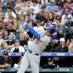 　米大リーグ、ロッキーズ戦の３回、３０号２ランを放つドジャース・大谷翔平。６年連続で３０本塁打に到達した＝１８日、デンバー（共同）