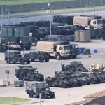 　米韓合同軍事演習期間中の１８日、韓国京畿道平沢の米軍基地キャンプ・ハンフリーに待機する軍の車両（聯合＝共同）
