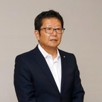 　乾式貯蔵施設設置の事前了解を表明後、報道陣の取材に応じる福井県高浜町の西嶋久勝町長＝１９日午前、高浜町役場