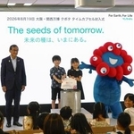 　クボタが本社で開催した、大阪・関西万博の記録や思い出をタイムカプセルに収めるイベント＝１９日午前、大阪市北区