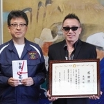 　熊本市の大西一史市長（左）を表敬訪問し、義援金として市に１千万円を寄付した歌手長渕剛さん＝１９日午前、熊本市役所