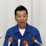 　記者会見で町長選への立候補を表明する原康司氏＝１９日午前、山口県上関町