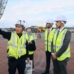 　秋田市の洋上風力発電事業の現場を視察するＵＡＥのシハブ・アルファヒーム駐日大使（右端）＝１９日午後