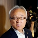 　記者団の取材に応じる福岡県議会の蔵内勇夫議長＝１９日午後、長崎市