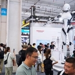 　多くの来場者でにぎわう「世界ロボット大会」の会場＝１９日、北京（共同）