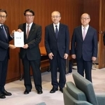 　札幌市の秋元克広市長（左端）に冬季五輪・パラリンピックの北海道招致に関する要望書を手渡す札幌商工会議所の安田光春会頭（同２人目）ら＝１９日午後、札幌市役所