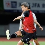 　サッカー天皇杯１回戦の大山クラブ戦の前半、先制ＰＫを決める福島・三浦知良＝１９日、とうほう・みんなのスタジアム