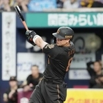 　９回阪神無死三塁、佐藤が右前に同点打を放つ＝京セラドーム