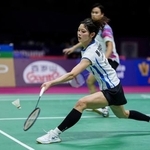 　混合ダブルス２回戦　プレーする渡辺勇大（奥）、田口真彩組＝ニューデリー（ゲッティ＝共同）