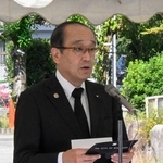 　広島土砂災害から１２年、慰霊式で追悼の辞を述べる広島市の松井一実市長＝２０日午前、広島市安佐南区