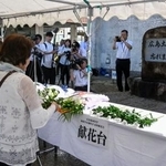 　広島土砂災害から１２年、慰霊式で献花する地元住民＝２０日午前、広島市安佐南区