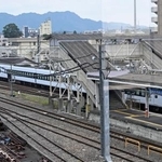 　東武日光線新鹿沼駅の構内で作業員４人と接触し、停車した特急列車「スペーシアＸ２号」＝２０日午後０時５４分、栃木県鹿沼市