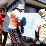 　浸水した住宅の片付けをするボランティアの人たち＝２０日午前、千葉市