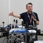 　徳島市に配備されたドローンについて説明する危機管理部の吉田浩章副部長＝７月、徳島市
