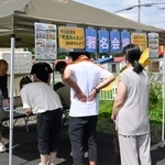 　直接請求による住民投票条例の制定に向け、有志の住民団体が実施した街頭での署名活動＝２０日午後、北海道清水町